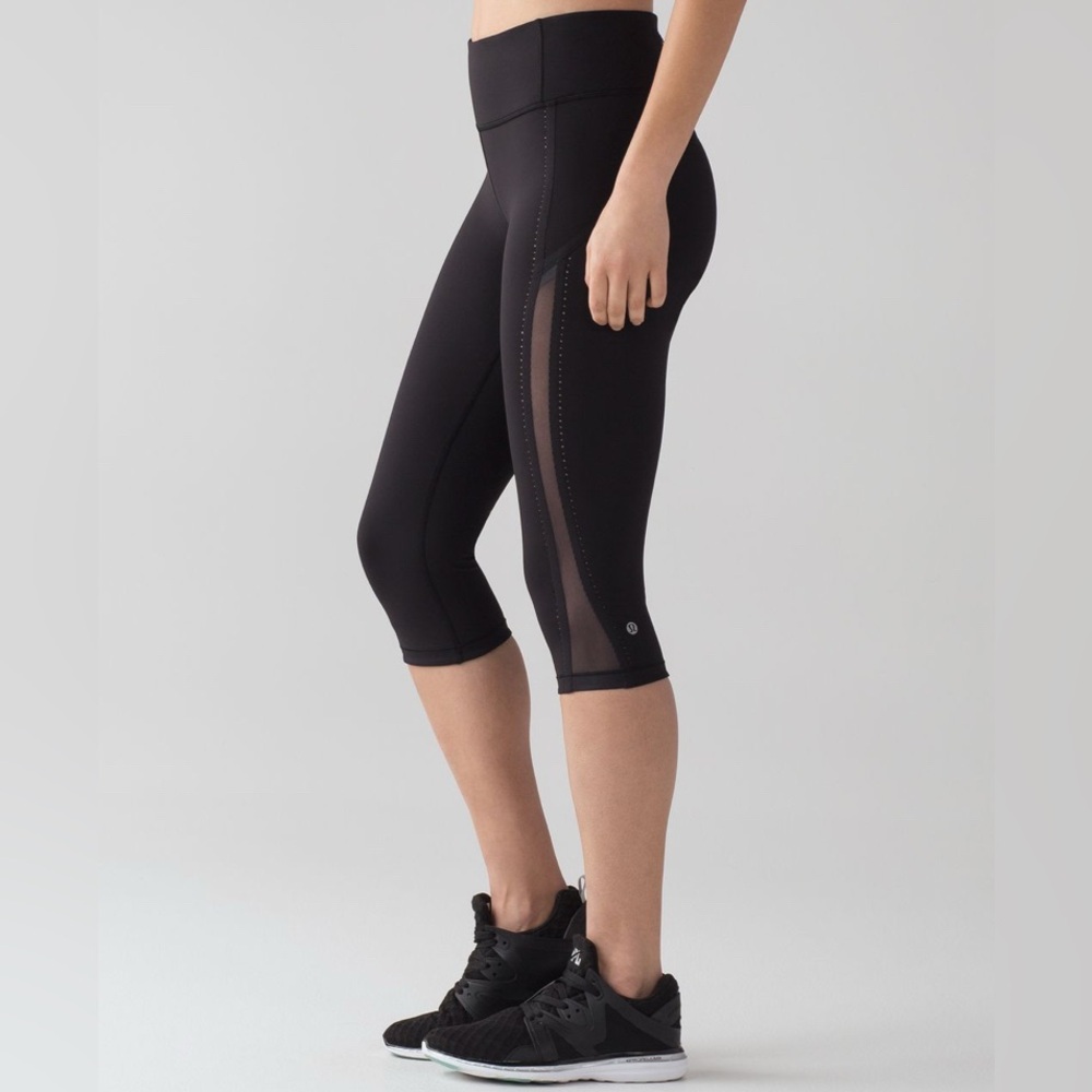 Lululemon Smooth Stride Crop in Black Size 4